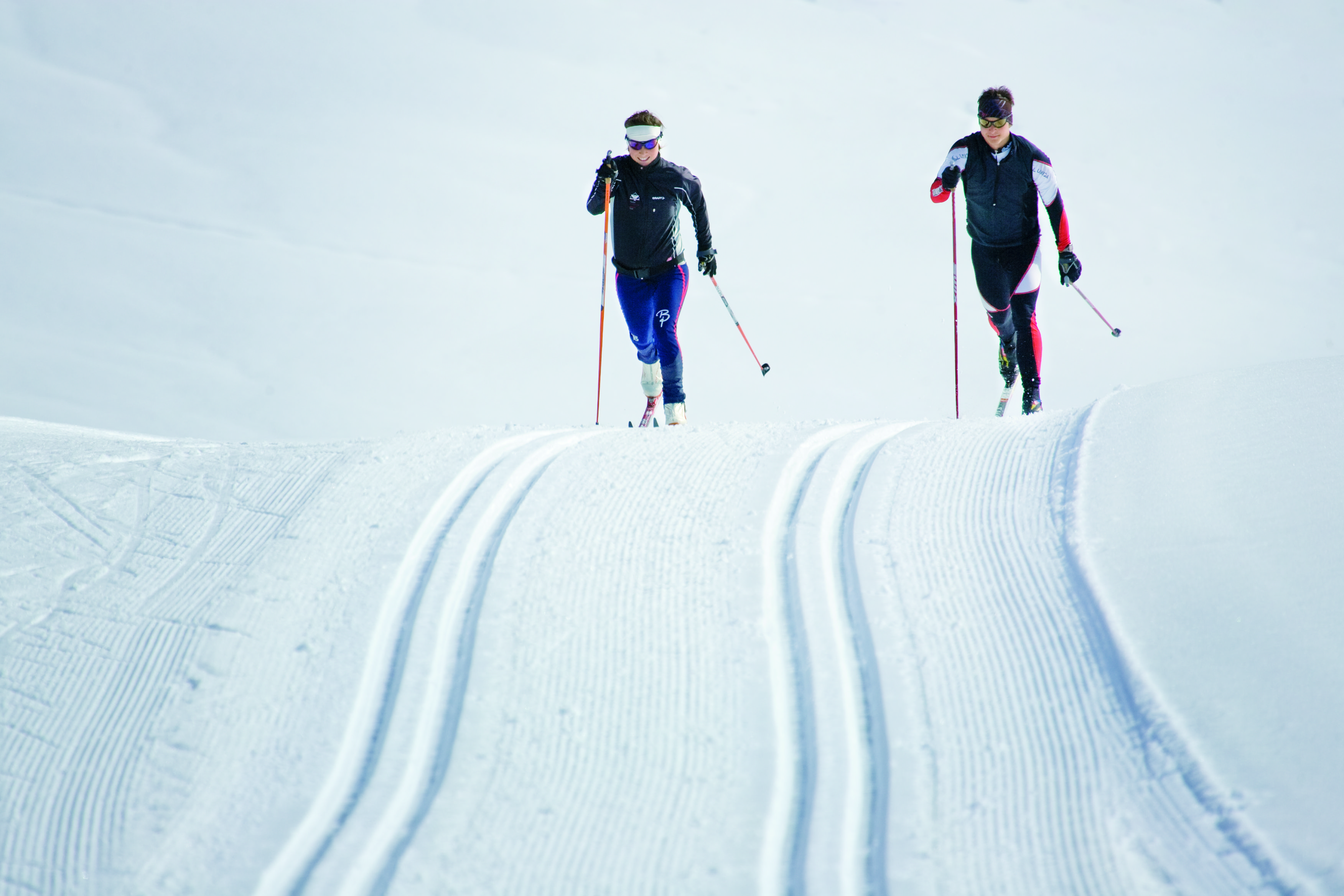 Как лыжники преодолевают крутые короткие. Лыжник фото. Cross Country Skiing. Cross Country Skiing Gold hour. Cross Country Skis vs Ski.